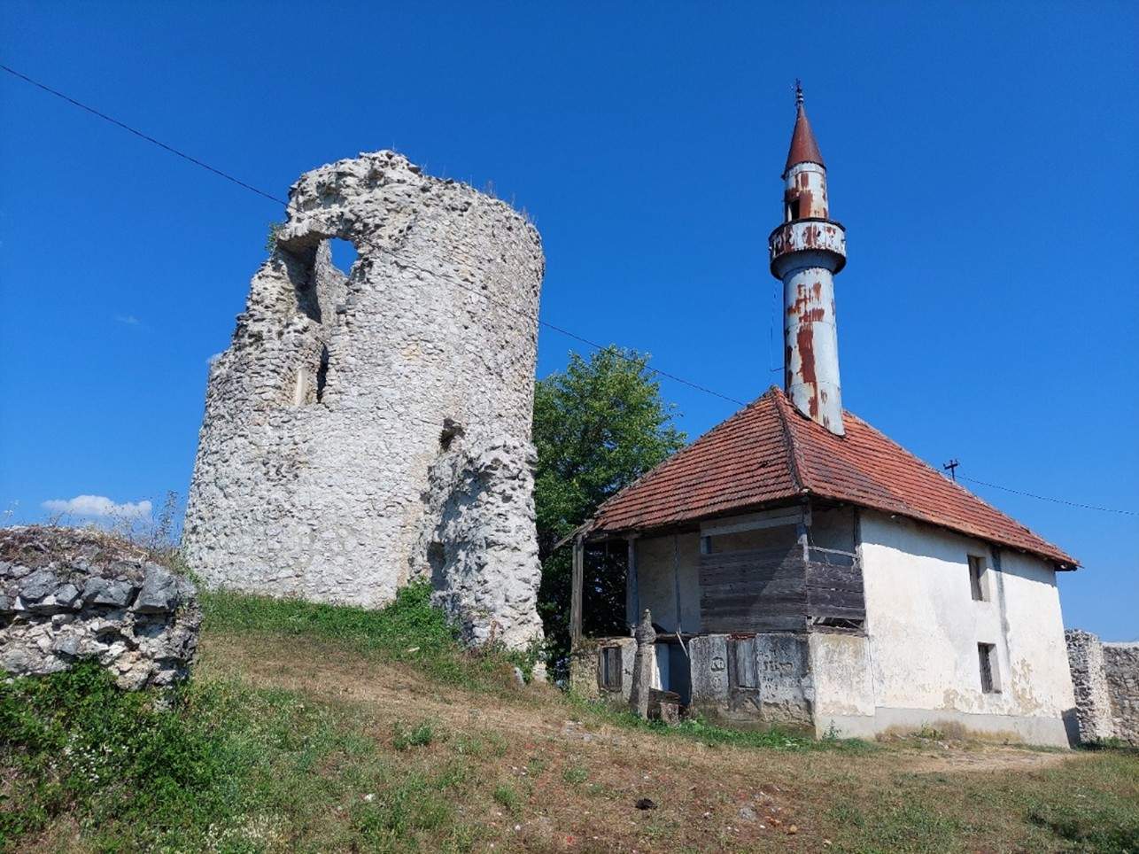 Džamija s drvenom munarom u tvrđavi Jezerski u Jezerskom (Foto: Mehmed Ma&scaron;ić) - Zanimljivosti o bosanskohercegovačkim džamijama: Tvrđavske džamije u Bosanskoj krajini